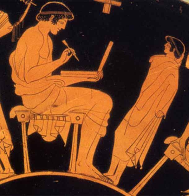 El primer plano de un jarrón de figura roja del pintor griego Douris (c. 500 a. C.) parece representar una figura que sostiene una computadora portátil con un lápiz óptico. Los historiadores dicen que es solo una tableta de cera. (Pottery Fan/ CC BY-SA 3.0).