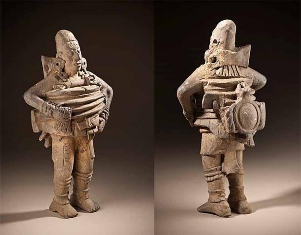 Esta figura de Guatemala, 500-850 d.C., ha sido descrita como un antiguo astronauta con tanque de oxígeno y equipo. Los historiadores dicen que es un pelotero de la región de Petén en Guatemala. (Dominio publico)