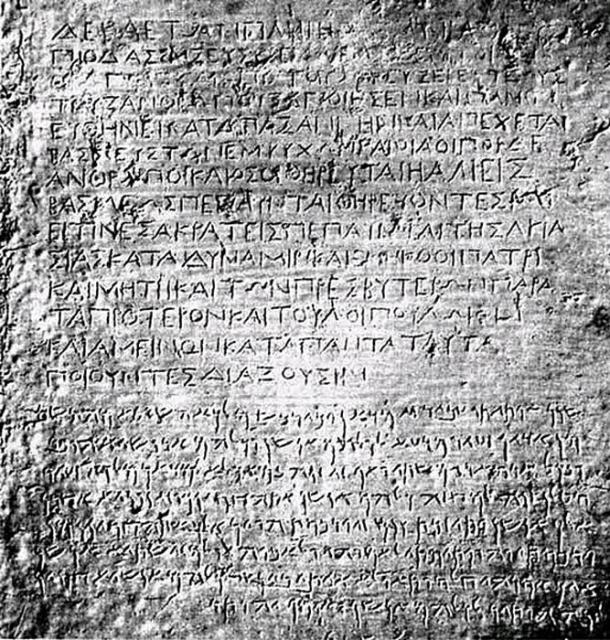 Inscripciones en griego y arameo en un monumento erigido originalmente por el rey Asoka en Kandahar, en lo que hoy es Afganistán. World Imaging/Wikimedia Commons