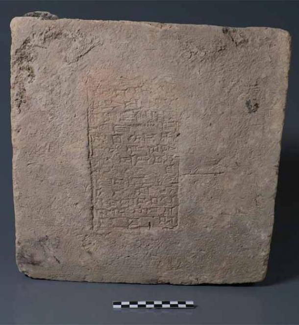 El ladrillo data del reinado de Nabucodonosor II (ca. 604 a 562 a. C.) según la interpretación de la inscripción. Este objeto fue saqueado de su contexto original antes de ser adquirido por el Museo Slemani y almacenado en ese museo con el acuerdo del gobierno central. (Imagen cortesía del Museo Slemani)