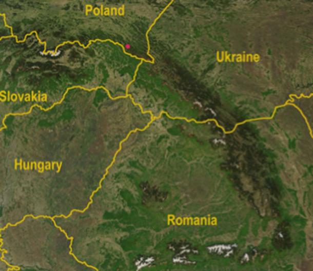 Ubicación del descubrimiento de la cabeza de mazo en Polonia: mapa satelital de las montañas de los Cárpatos con el Paso de Dukla en las Montañas de los Cárpatos, señalado con un punto rojo. (Qorilla / Dominio Público)