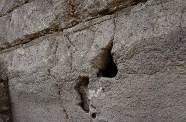 La misteriosa huella de la mano en el muro del foso de Jerusalén. (Yuli Schwartz / Autoridad de Antigüedades de Israel)