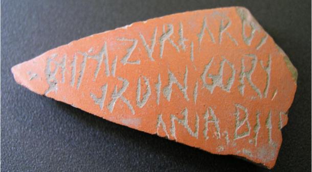 Ostracon con texto en euskera en uno de los artefactos de Iruña-Veleia. (Zephyrus)