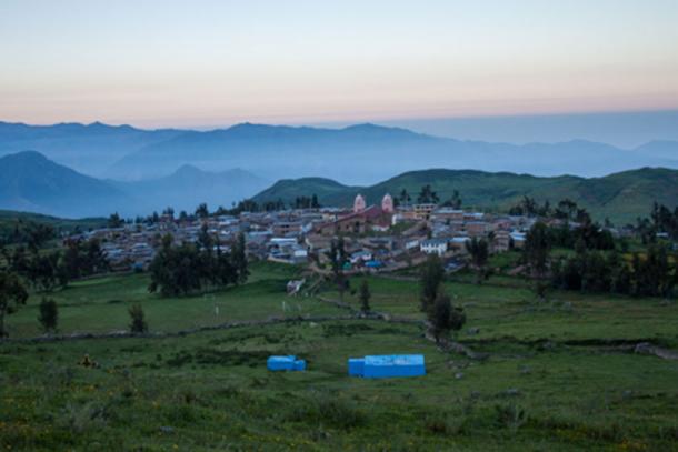 Vista panorámica de la comunidad de Huamantanga en los Andes centrales, donde se encuentra el sistema de infiltración pre-inca. La ciudad de Lima se ubicaría río abajo en el fondo del horizonte. Créditos: Junior Gil-Ríos, CONDESAN, 2014.