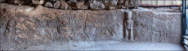 Todo el relieve en piedra de Sayburç, con el hombre sujetando su falo a la derecha. (B. Köşker/Antiquity Publications Ltd)