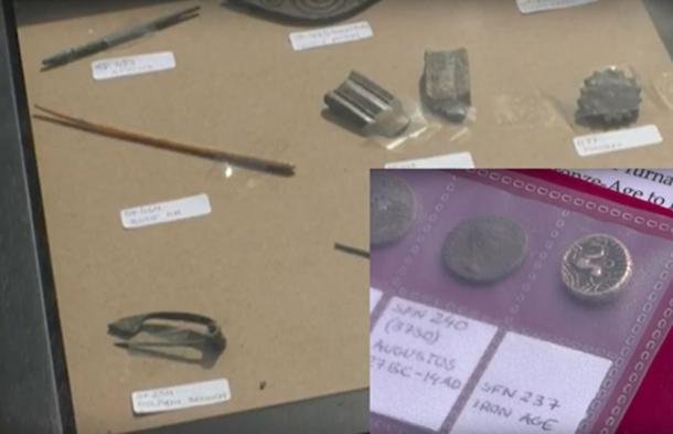 Se encontraron varios artefactos, incluyendo monedas, en el sitio de la antigua ciudad romana. (Daily Mail / captura de pantalla de YouTube)