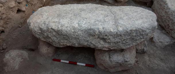 Estructura de la mesa de piedra que se ha encontrado en Beit Shemesh. (Imagen: Dr. Zvi Lederman)