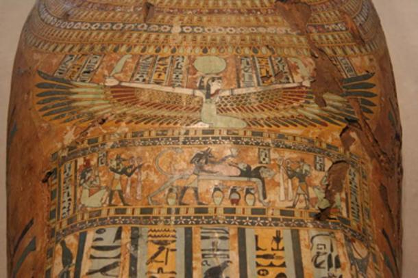 La diosa del cielo, Nut, con las alas extendidas, representada en un ataúd de momia egipcia. (Jonathunder / Dominio Público)