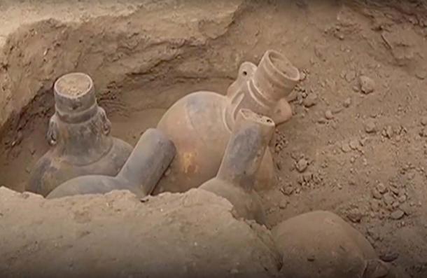 Los vasos de bebida ornamentados de Wari fueron desenterrados. (CGTN / YouTube)