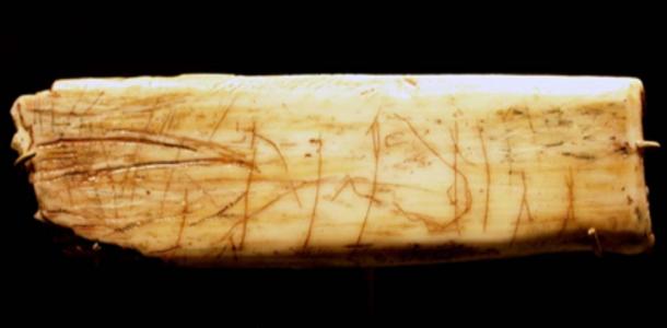 Este fragmento original de hueso de costilla contiene la talla más antigua conocida de su tipo en Gran Bretaña. (Victuallers / CC BY-SA 2.0)