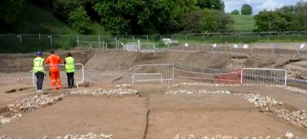Un antiguo asentamiento romano que data del año 43 d.C se ha desenterrado en Kent y abarca más de 18 acres. (Daily Mail / captura de pantalla de YouTube)