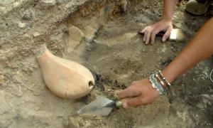 Portada - Descubrimiento de la vasija zoomorfa hallada en Georgia y en la que se han encontrado rastros de vino. Fotografía: Universidad Ca’ Foscari 