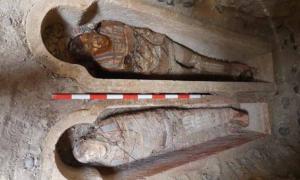 Dos de las momias encontradas en tumbas excavadas en la roca en Al-Bhanasa. Fuente: Ministerio de Turismo y Antigüedades de Egipto
