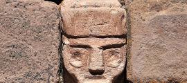 portada: Primer plano de una de las cabezas que decoran los muros internos del templete semisubterráneo del centro urbano de Tiahuanaco (Flickr)